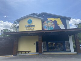 Un hotel llamado Clarion Pointe con un gran mural en la fachada.