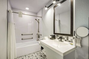 Blackout drapes, iron/ironing board, free WiFi, bed sheets - Clarion Pointe Tallahassee-State Capitol (Tallahassee)