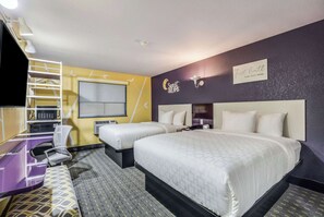Blackout drapes, iron/ironing board, free WiFi, bed sheets - Clarion Pointe Tallahassee-State Capitol (Tallahassee)