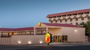 Un hotel Super 8 con techo rojo, varios balcones y un letrero que indica el nombre del hotel.