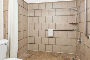 Đồ dùng nhà tắm miễn phí, máy sấy tóc, khăn tắm 