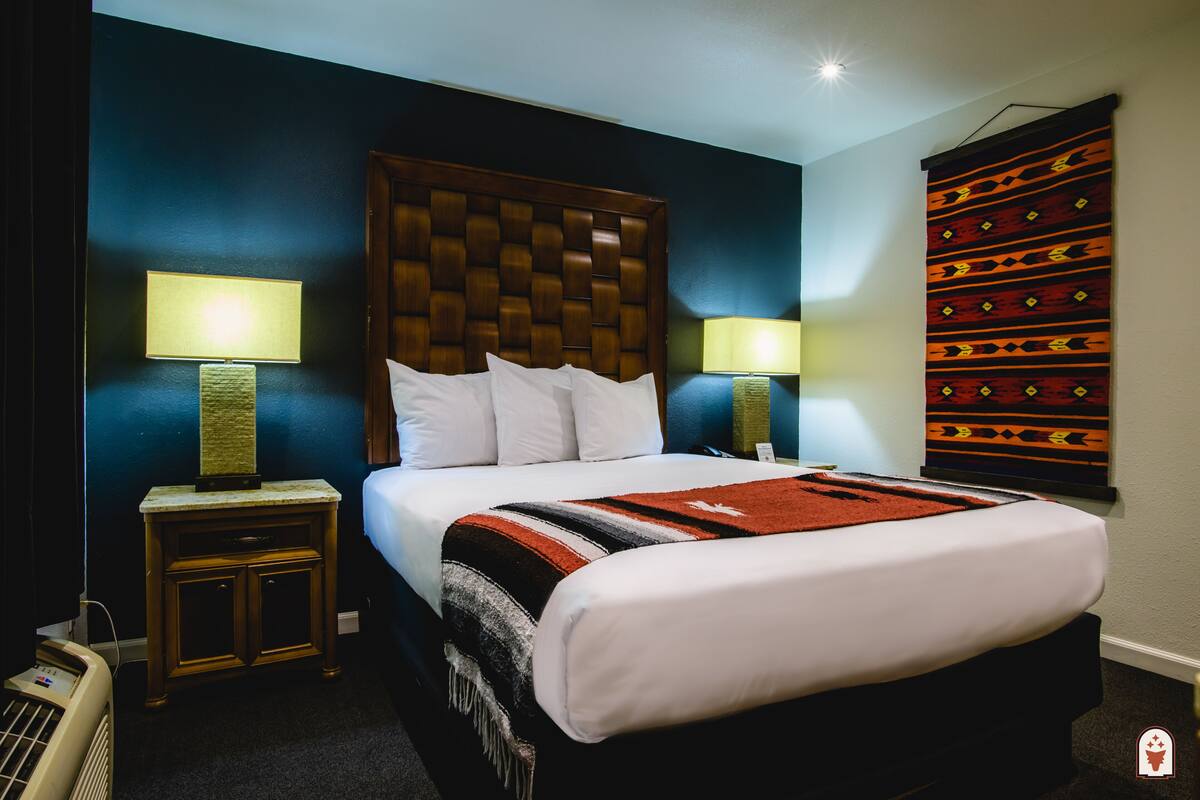غرفة عادية - سرير كبير (Single Queen Room) | مكتب ومساحة عمل للكمبيوتر المحمول وستائر تعتيم ومكواة/لوح كي