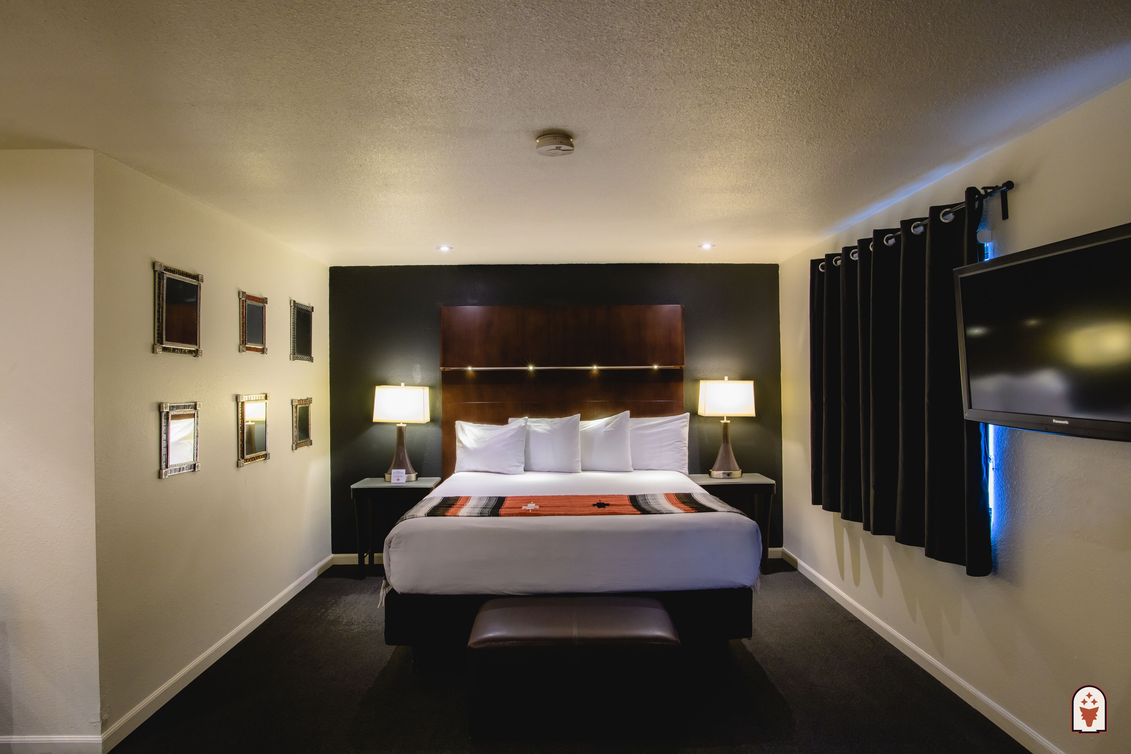 Suite, 1 kingsize bed (Coyote Suite) | Een bureau, een laptopwerkplek, verduisterende gordijnen