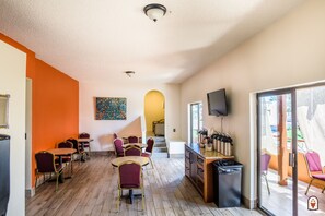 Déjeuner en libre-service gratuit tous les jours