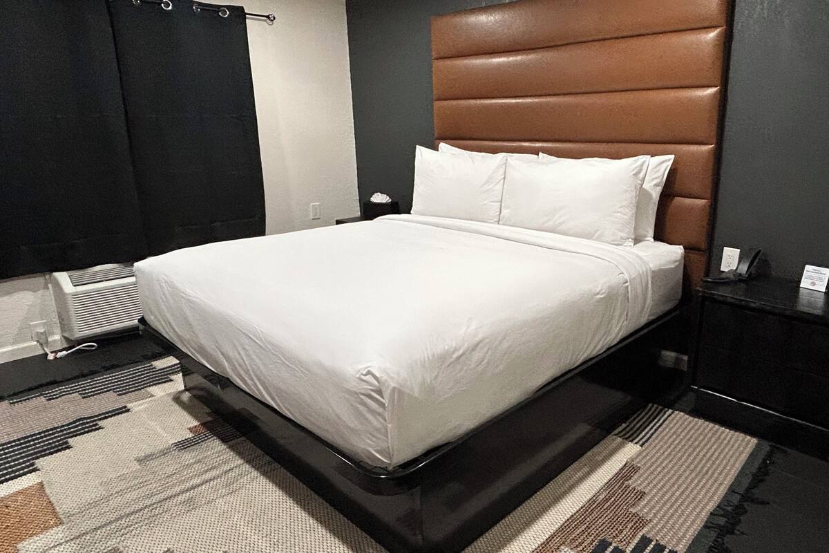 Habitación Deluxe, 1 cama King size (Deluxe King Room) | Escritorio, espacio para trabajar con laptop y cortinas blackout