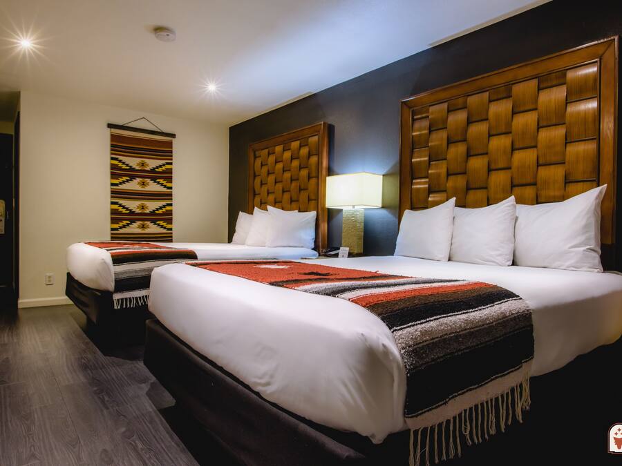 Standaard kamer, 2 queensize bedden (Double Queen Room) | Een bureau, een laptopwerkplek, verduisterende gordijnen