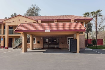 Super 8 by Wyndham Visalia