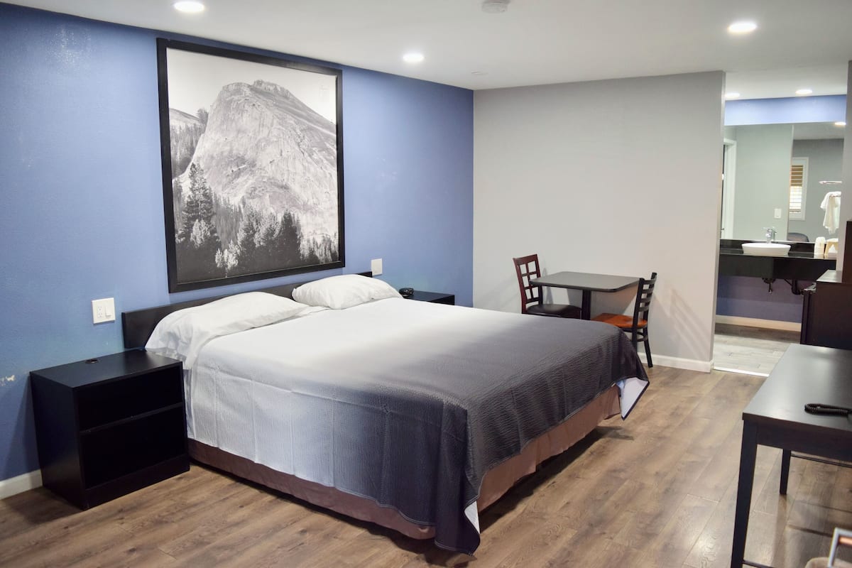 Room, 1 King Bed, Accessible, Non Smoking (Mobility/Hearing) | Free cribs/infant beds, free rollaway beds, free WiFi, bed sheets