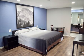 客房, 1 张特大床, 无障碍, 无烟房 (Mobility/Hearing) | 免费婴儿床、免费折叠床/加床、免费 WiFi、床单