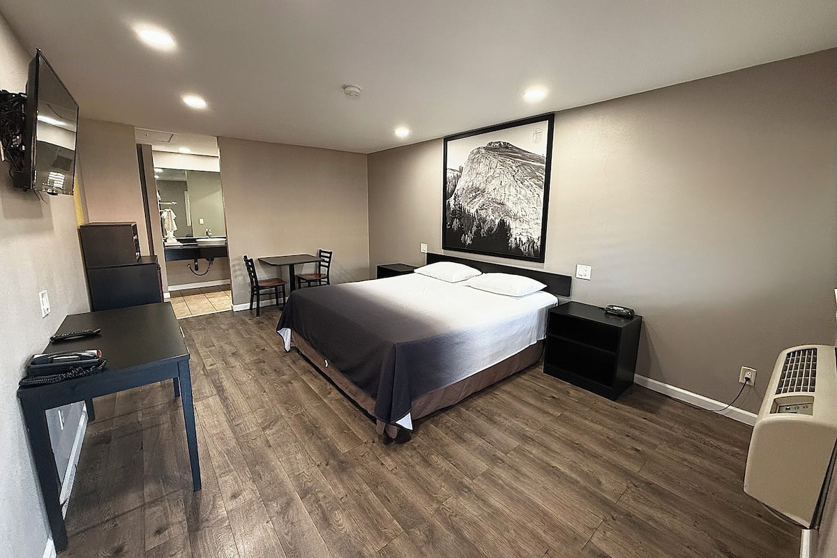 Ein Schlafzimmer mit Bett, Nachttischen, Schreibtisch und Stuhl.