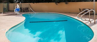 Super 8 by Wyndham Visalia