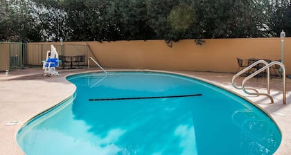 Super 8 by Wyndham Visalia