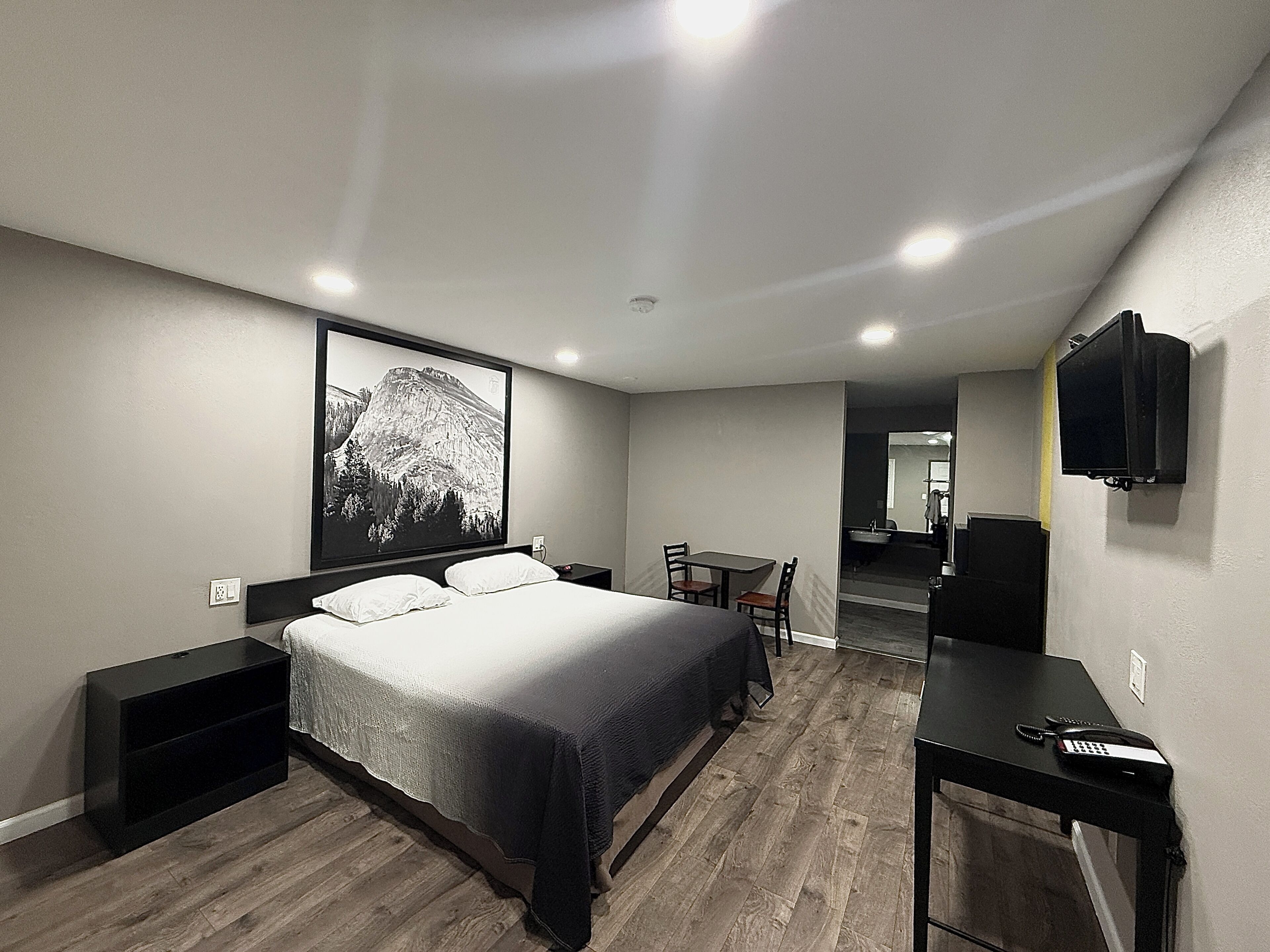 Photo - Super 8 by Wyndham Visalia