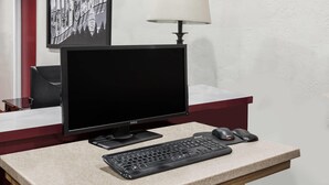 Un mostrador de hotel con un monitor Dell, teclado y ratón.