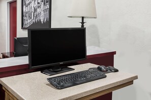 Business centre - Super 8 by Wyndham Visalia (Visalia)