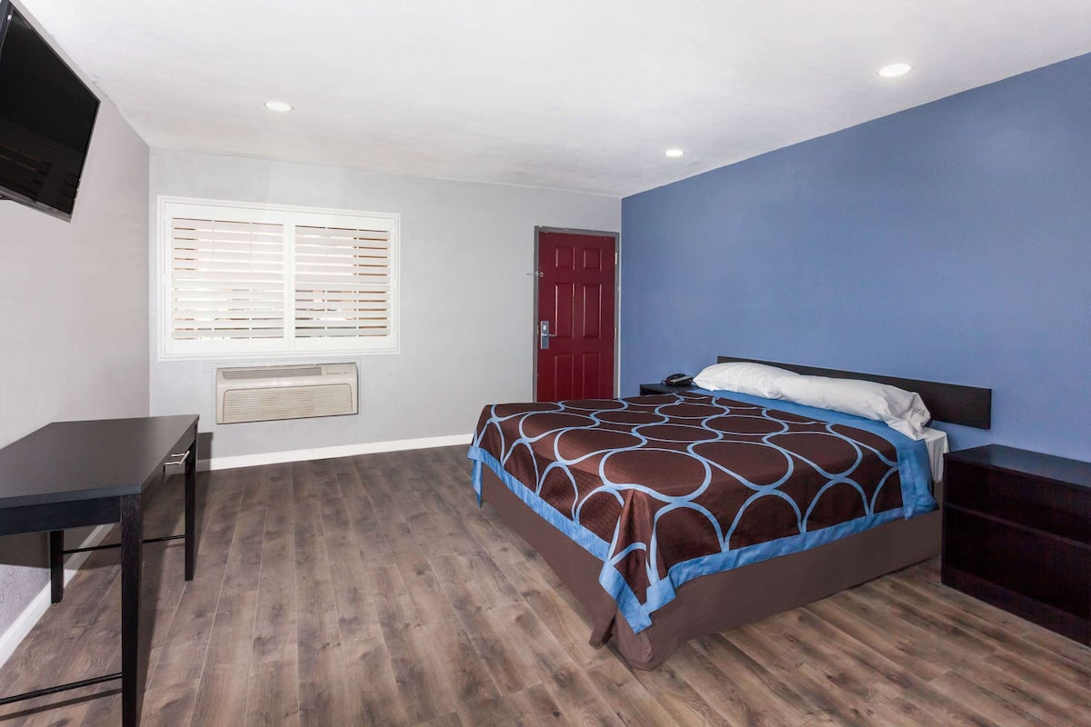 Standard Room, 1 King Bed