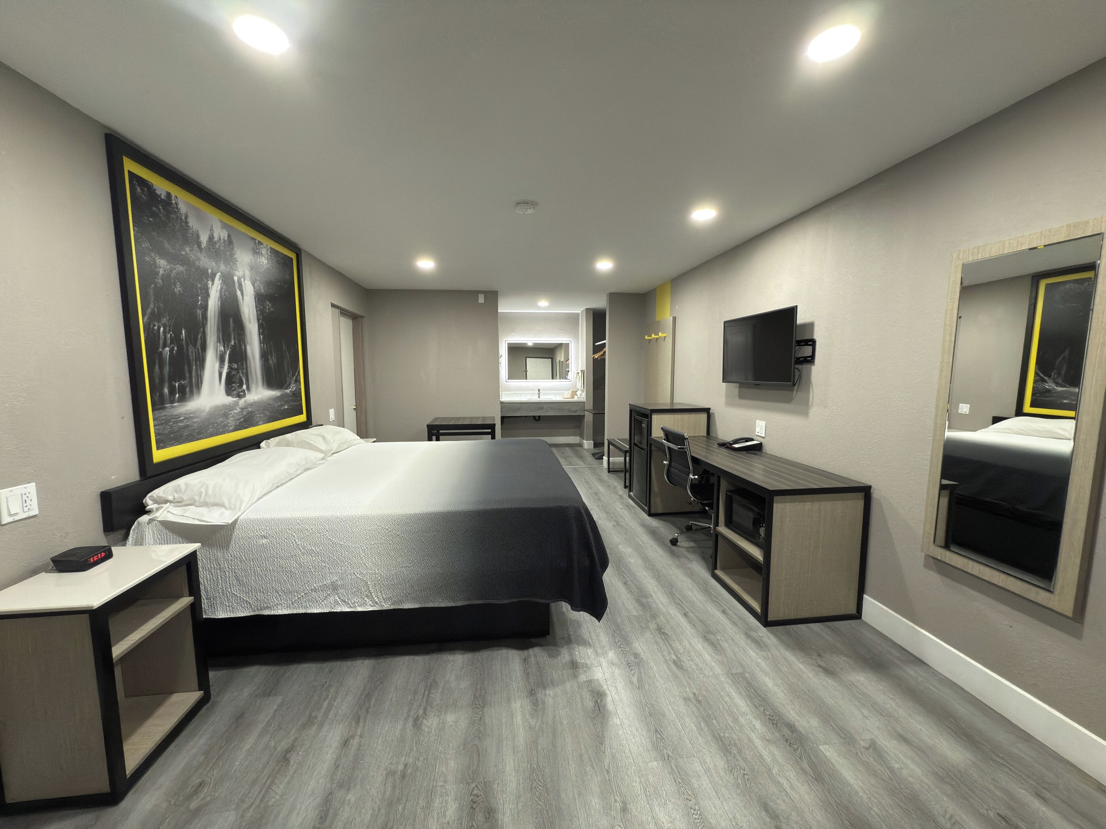 Standard Room, 1 King Bed | Free cribs/infant beds, free rollaway beds, free WiFi, bed sheets