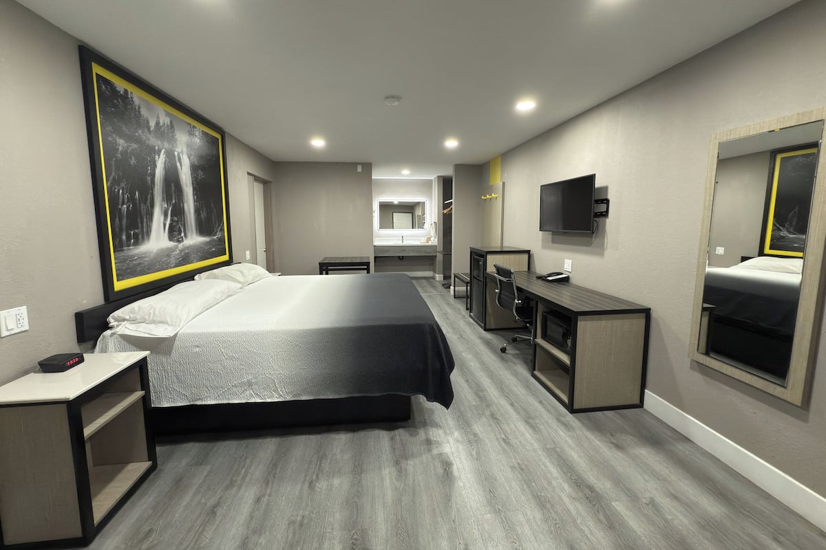 Standard Room, 1 King Bed | Free cribs/infant beds, free rollaway beds, free WiFi, bed sheets