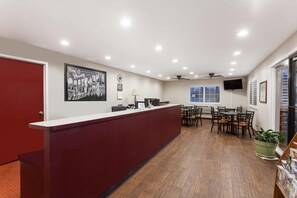 Lobby - Super 8 by Wyndham Visalia (Visalia)