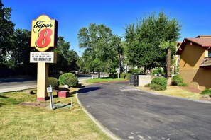 Exterior - Super 8 by Wyndham Visalia (Visalia)