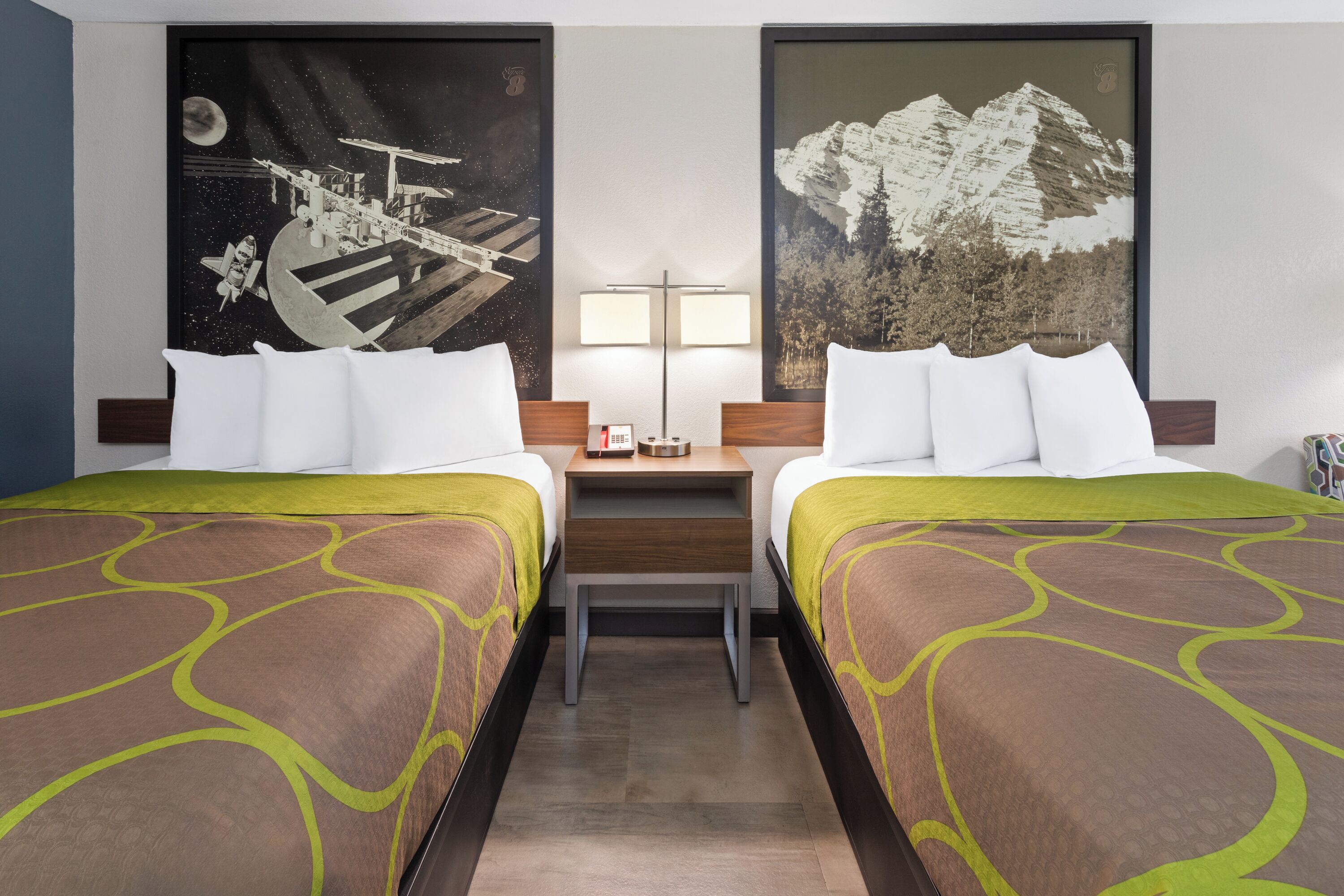 Tabla de planchar con plancha, cunas gratuitas y wifi gratis 