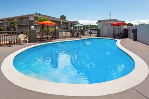 Piscine extérieure en saison