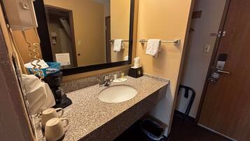 Ducha y bañera combinadas, secador de pelo y toallas