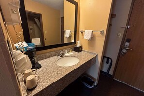 Combined shower/bathtub, hair dryer, towels