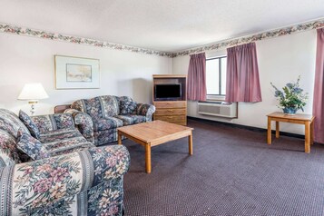 Studio Suite, 1 Queen Bed, Smoking