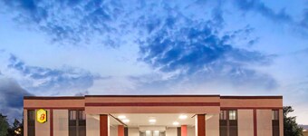 Super 8 by Wyndham Brockton