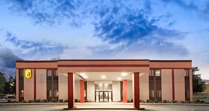 Super 8 by Wyndham Brockton