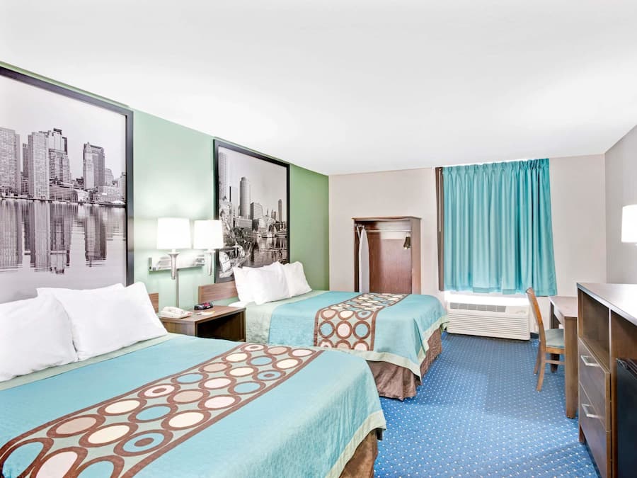 Skrivebord, blendingsgardiner og strykejern/-brett