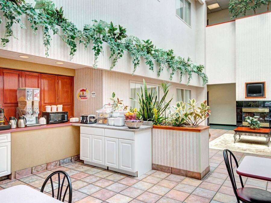 Café da manhã para viagem grátis todos os dias