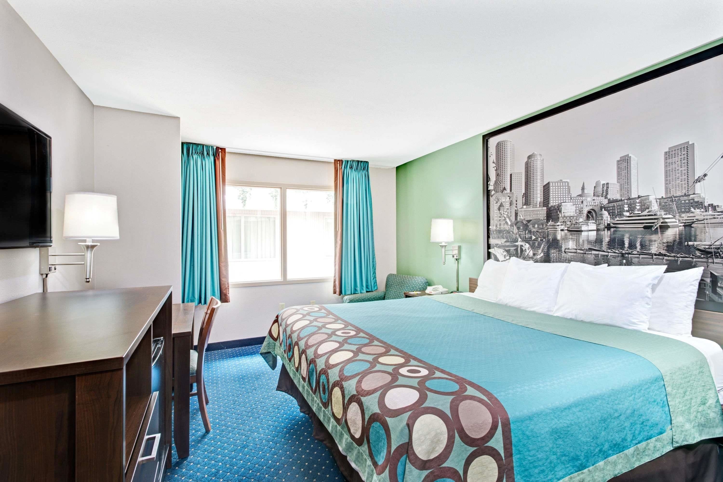 Bureau, rideaux occultants, fer et planche à repasser