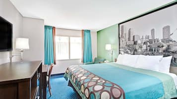 Escritorio, cortinas opacas, tabla de planchar con plancha