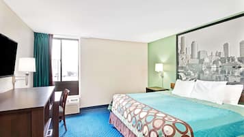 Bureau, rideaux occultants, fer et planche Ă repasser