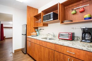 Suite, 1 cama de matrimonio grande, no fumadores | Escritorio, cortinas opacas, tabla de planchar con plancha