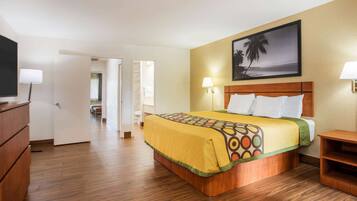 Skrivebord, blendingsgardiner og strykejern/-brett