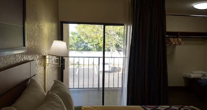 Super 8 by Wyndham North Palm Beach