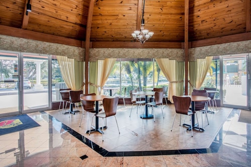 Super 8 by Wyndham North Palm Beach