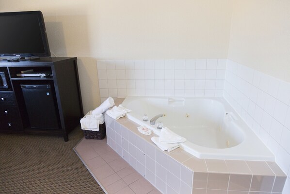 Suite, 1 Queen Bed, Hot Tub | Jetted tub