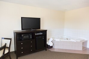 Suite, 1 Queen Bed, Hot Tub | Jetted tub - Super 8 by Wyndham Strathmore (Strathmore)