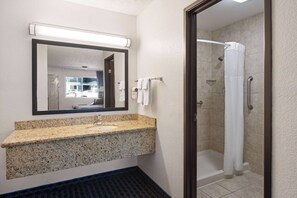 Ensemble douche/baignoire, articles de toilette gratuits, sèche-cheveux
