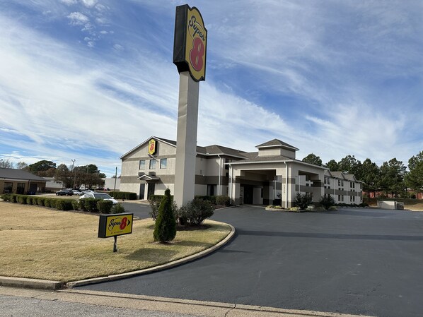 Experience the comfort of this modern hotel, featuring a flat roof and symmetrical facade, with a parking area and well-manicured grounds.