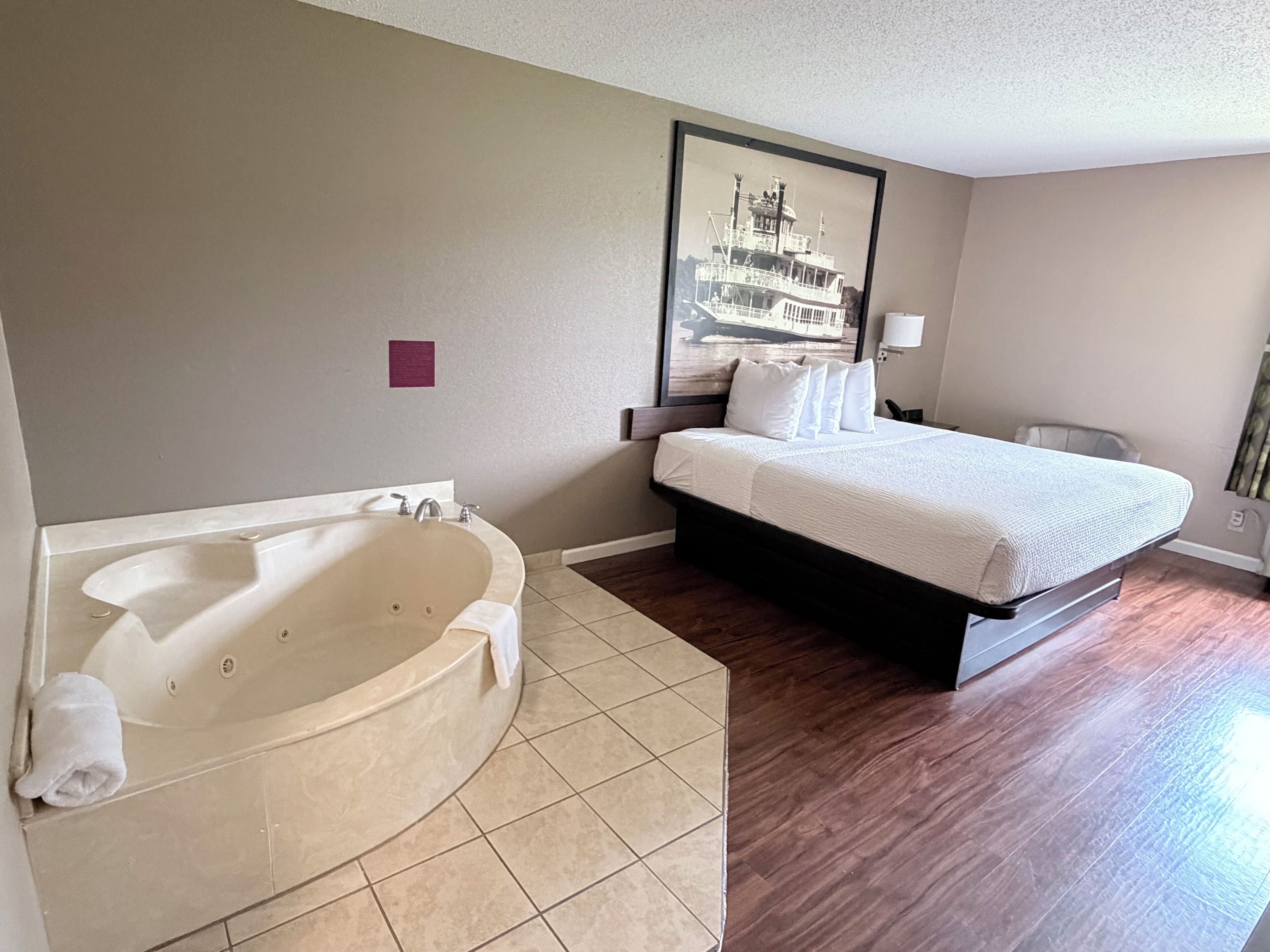 Premium Single Room, 1 King Bed, Non Smoking, Hot Tub | Bathroom