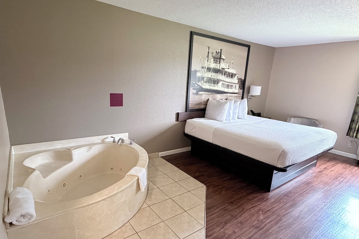 Rainfall showerhead, free toiletries, hair dryer, towels