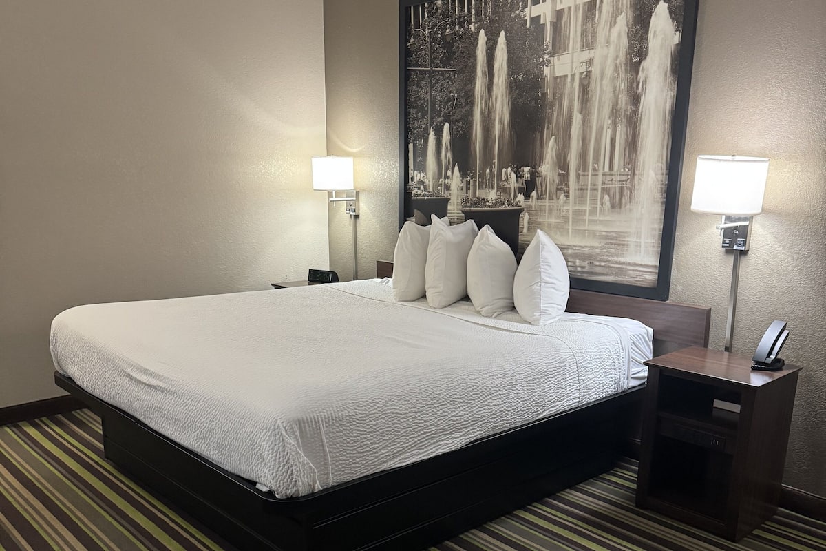 Standard Room, 1 King Bed, Accessible, Non Smoking (Mobility)