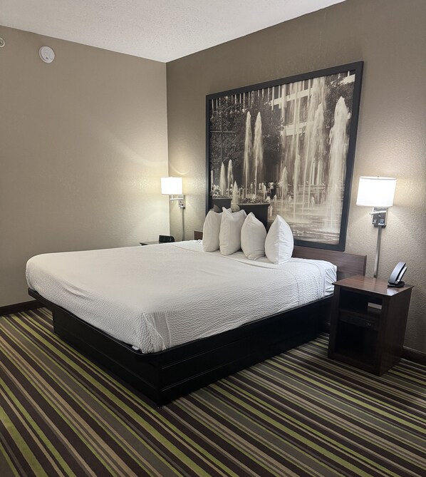 Standard Room, 1 King Bed, Accessible, Non Smoking (Mobility) | Individually decorated, individually furnished, desk, laptop workspace - Super 8 by Wyndham Hernando (Hernando)