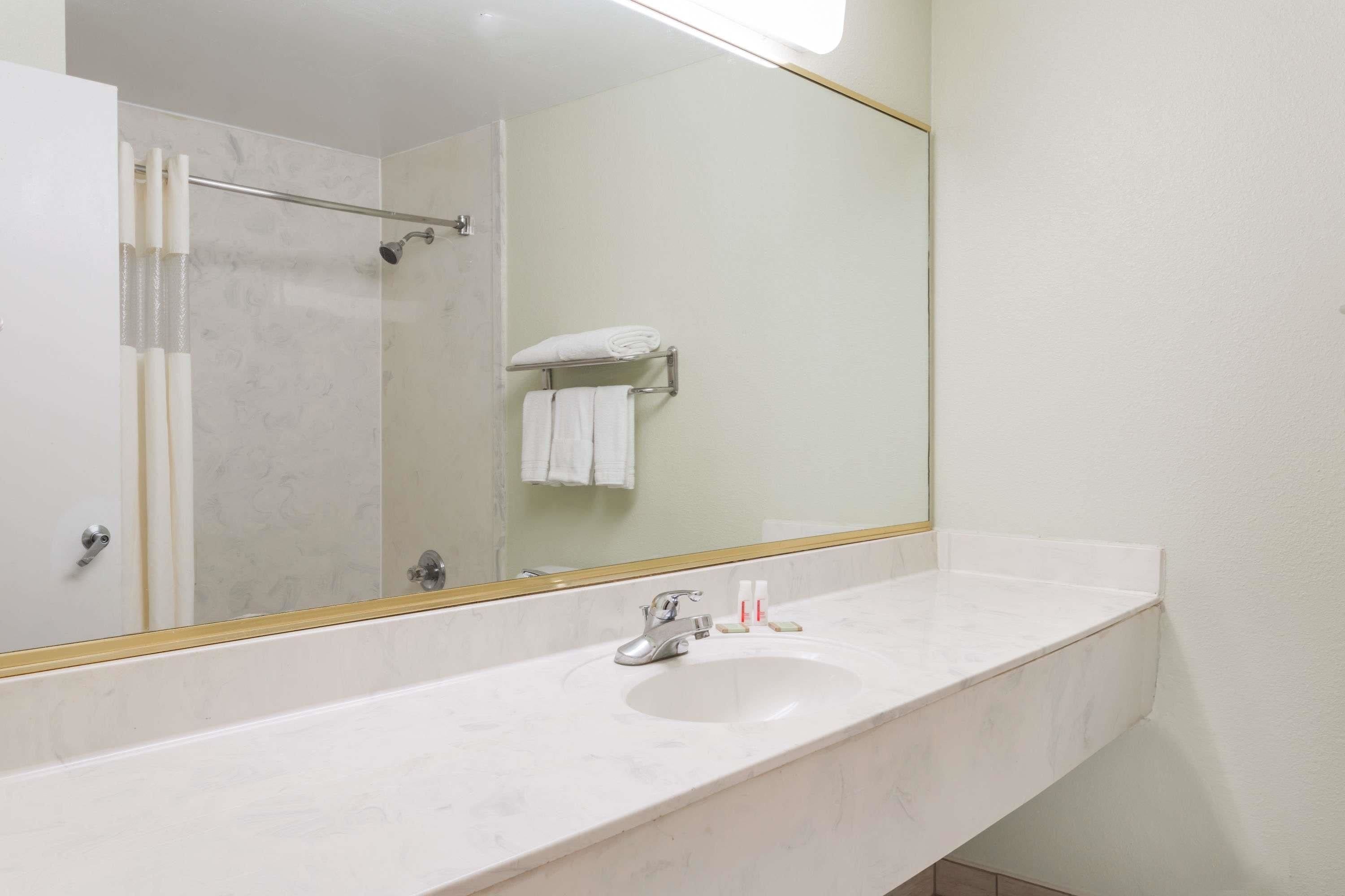 Gratis toiletartikelen, een haardroger, handdoeken