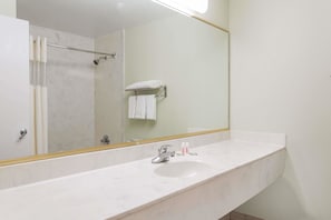 Đồ dùng nhà tắm miễn phí, máy sấy tóc, khăn tắm
